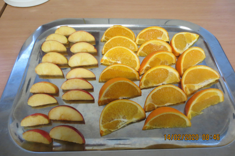 Dílky jablek a pomerančů 